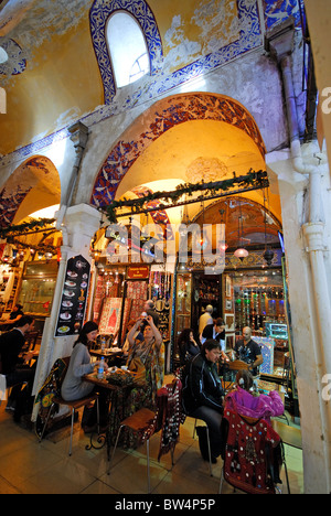 ISTANBUL, TÜRKEI. Ein Café und Geschäfte im großen Basar (Kapali Carsi). 2010. Stockfoto