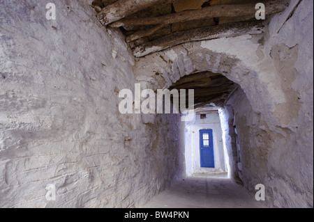 Schmale überdachte Gasse in Arnados auf der griechischen Kykladen Insel Tinos. Stockfoto