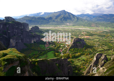 Vogelperspektive der Stadt von Kastraki, am Fuße des Gebirges Meteora in der Ebene von Thessalien, Griechenland. Stockfoto