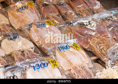 Getrockneten Tintenfisch zum Verkauf an der Ameyayokocho Marktstraße in Tokio. Stockfoto
