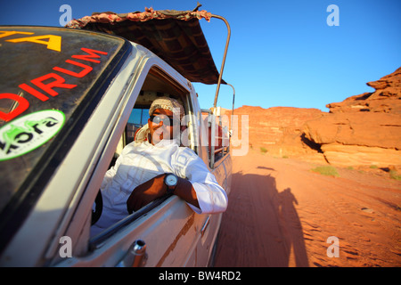 Rote Steinen sand Sonnenuntergang Steuerwagen Berge und Wüste im Wadi Rum, Jordanien Stockfoto