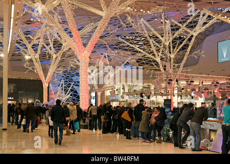 Zentrales Atrium - Westfield Shopping Center - Shepherds Bush - London Stockfoto