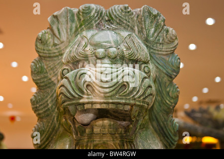 Jade Carving eines chinesischen Löwen, angezeigt im Ladengeschäft jade, Peking, China Stockfoto