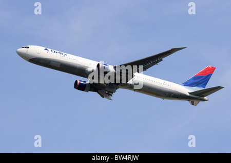 Boeing 767-400ER betrieben von Delta Airlines klettern Sie aus nehmen Sie am Flughafen London Heathrow Stockfoto