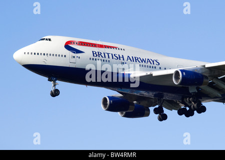 British Airways Boeing 747 Jumbo Jet im Landeanflug auf dem Flughafen London Heathrow Stockfoto