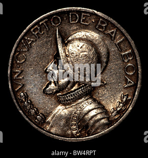 Obverse einer panamaischen Viertel-Balboa-Münze mit dem Porträt von Vasco Núñez de Balboa, Conquistador. Makrobild isoliert auf schwarzem Hintergrund. Stockfoto