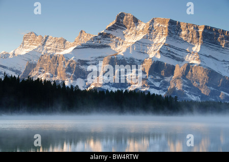 Mt Rundle aus zwei Jack Lake, Banff Nationalpark Stockfoto