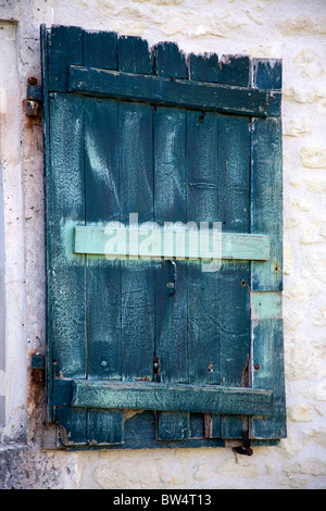 Blau grünes bewaldeten Fenster Shutter auf einer weißen Wand in Schampus gewaschen et Fontaines, North Dordogne Frankreich Stockfoto