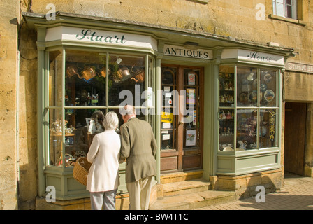 Mann und Frau bei der Suche in Antiquitäten speichern Shop Fenster, Chipping Campden, Cotswolds, England, UK Stockfoto