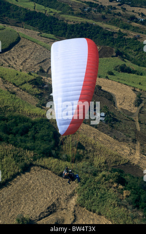 Luftaufnahme der Gleitschirm fliegen über Zuckerrohrfelder, Saint Leu, Insel La Réunion (Frankreich), Indischer Ozean Stockfoto