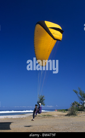 Zwei Sitze Gleitschirm Landung am Strand Saint Leu, Insel La Réunion (Frankreich), Indischer Ozean Stockfoto