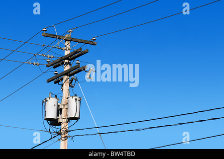 Stromleitung post, Transformatoren und Leitungen im blauen Himmel Stockfoto