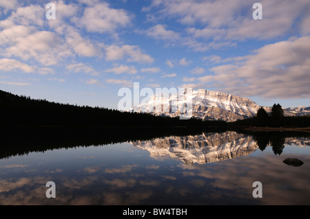 Mt Rundle aus zwei Jack Lake, Banff Nationalpark Stockfoto