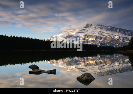 Mt Rundle aus zwei Jack Lake, Banff Nationalpark Stockfoto