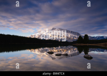 Mt Rundle aus zwei Jack Lake, Banff Nationalpark Stockfoto