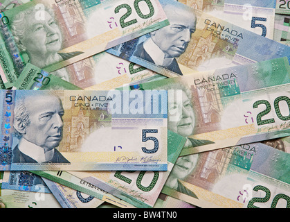 Eine erhöhte Ansicht der kanadischen fünf und zwanzig-Dollar-Scheine. Stockfoto