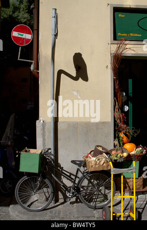 Straßenecke in Florenz, zeigt ein Lebensmittelhändler Lieferung Fahrrad stützte sich auf eine Wand mit einem Schild "kein Eintrag" über es Stockfoto