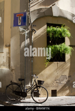 Ein Fahrrad an einer Straßenecke unten ein "nicht durch Straße" Zeichen des Künstlers Clet Abraham mit einer Figur Christi entstellt geparkt Stockfoto