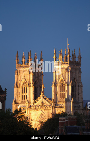 York Minster bei Flutlicht in der Abenddämmerung, West Yorkshire, England 2010 Stockfoto