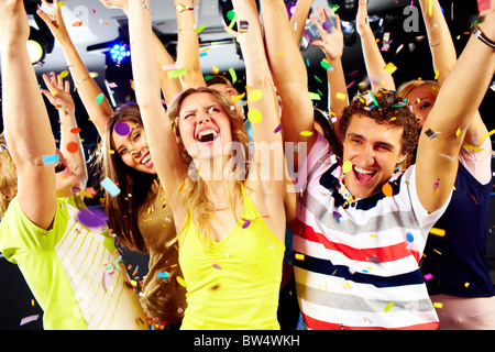 Foto von begeistert Jugendliche ihre Arme in Freude Stockfoto