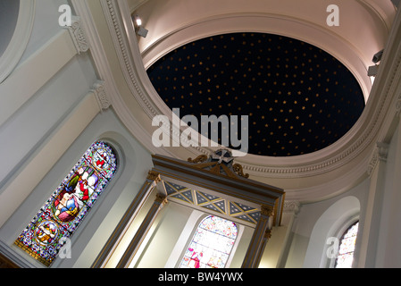 Schöne Symmetrie schmücken diesen schrägen Aspekt des Stückes Apsis und Altar in St. Maria Magdalena Kirche in Bridgnorth, Shropshire. Stockfoto