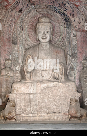 Eine steinerne Buddha, geschnitzt aus dem Felsen, Longmen Grotten und Höhlen, Luoyang, Provinz Henan, China Stockfoto