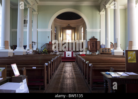 Ionische Säulen schmücken das Kirchenschiff der St. Mary Magdalene Kirche in der historischen Stadt Bridgnorth in Shropshire. Stockfoto