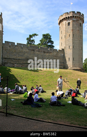 Schülerinnen und Schüler auf einen Tagesausflug nach Warwick Castle nehmen Teil in eine Zeichnung Tutorial vor Kerls Turm Stockfoto