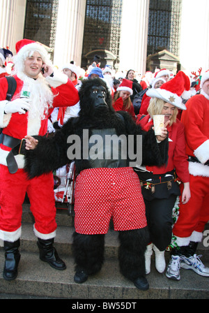 Kostümierte Weihnachtsmann Nachtschwärmer feiern jährlich NYC SANTACON Bar Crawl Stockfoto