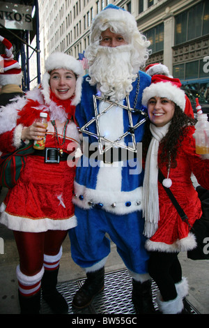 Kostümierte Weihnachtsmann Nachtschwärmer feiern jährlich NYC SANTACON Bar Crawl Stockfoto