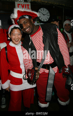 Kostümierte Weihnachtsmann Nachtschwärmer feiern jährlich NYC SANTACON Bar Crawl Stockfoto