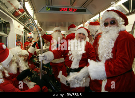 Kostümierte Weihnachtsmann Nachtschwärmer feiern jährlich NYC SANTACON Bar Crawl Stockfoto