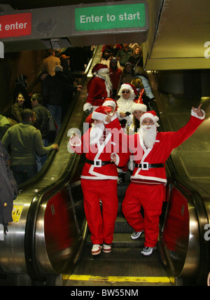 Kostümierte Weihnachtsmann Nachtschwärmer feiern jährlich NYC SANTACON Bar Crawl Stockfoto