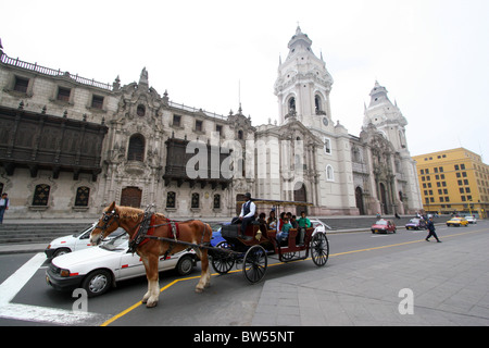 Touristen genießen einen Wagen fahren, Basilika Kathedrale von Lima, Plaza Mayor, Lima, Peru, Südamerika. Stockfoto