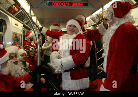 Kostümierte Weihnachtsmann Nachtschwärmer feiern jährlich NYC SANTACON Bar Crawl Stockfoto