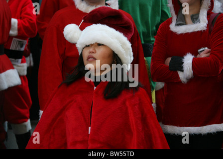 Kostümierte Weihnachtsmann Nachtschwärmer feiern jährlich NYC SANTACON Bar Crawl Stockfoto