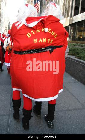 Kostümierte Weihnachtsmann Nachtschwärmer feiern jährlich NYC SANTACON Bar Crawl Stockfoto