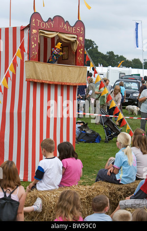 Kinder beobachten ein traditioneller Punch and Judy show im Frampton Country Fair Stockfoto