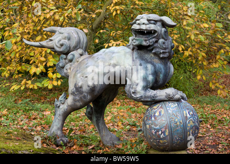 Foo Dog Skulptur auf ball Stockfoto