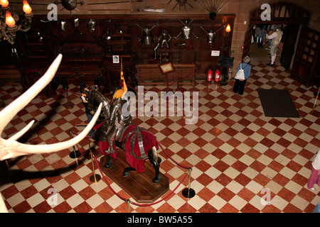 Eine Ansicht des großen Saales vom Balkon im Warwick Castle Stockfoto