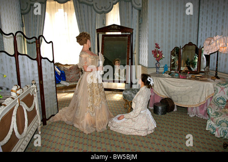 Panoptikum Abbildung eines Edwardian Dame mit ihrer Magd in einem der Zimmer im Apartment im Warwick Castle Stockfoto