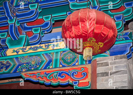Bunte Fassade und chinesische Laterne, Shaolin Tempel, Song Shan in der Nähe von Dengfeng Zhengzhou, Provinz Henan, China Stockfoto