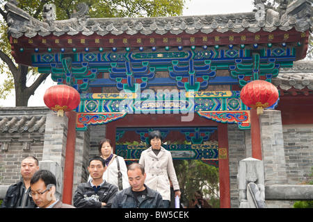 Touristen am Geburtsort des Kung Fu, Song Shan Shaolin Tempel in der Nähe von Dengfeng Zhengzhou, Provinz Henan, China Stockfoto