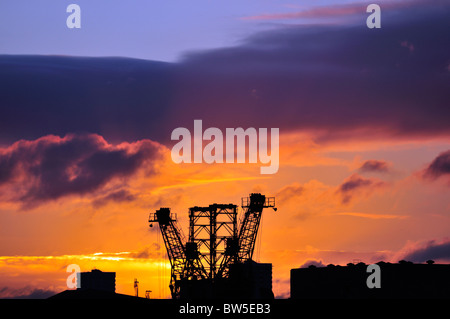 Sunrise über verkommen und stillgelegten Ladekranen, Battersea Power Station, London, Großbritannien Stockfoto