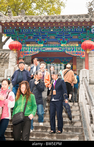 Touristen am Geburtsort des Kung Fu, Song Shan Shaolin Tempel in der Nähe von Dengfeng Zhengzhou, Provinz Henan, China Stockfoto