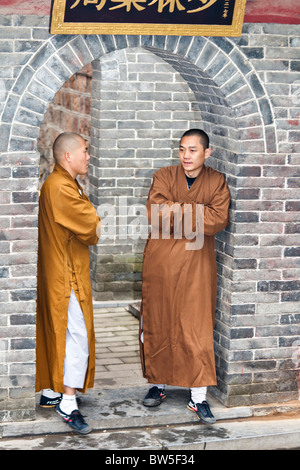 Buddhistische Mönche, Shaolin Tempel, Geburtsort des Kung Fu, Song-Shan in der Nähe von Zhengzhou, Henan Provinz, Dengfeng, China Stockfoto