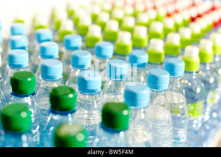 Bild von vielen Kunststoff-Flaschen mit Wasser in einem Geschäft Stockfoto