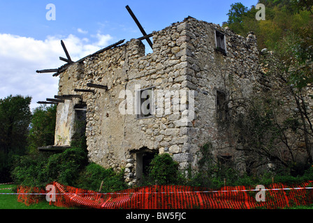 verlassenes Haus mit Hintergrund Lärche Stockfoto