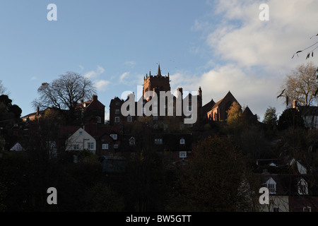 Schönes Licht ziert den Turm von St. Leonards-Kirche in der hohen Stadt, Teil des historischen und beliebten touristischen Stadt von Bridgnorth Stockfoto