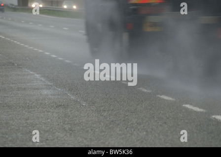 LKW fahren im Regen Stockfoto